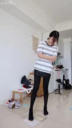 [BoBoSocks袜啵啵]积分限定作品 NO.001 小甜豆-平底鞋、厚黑丝、厚肉丝、踩东西剧情[44P/1V/814MB] 预览图