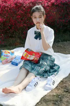 初夏女神 NO.019 念念 墨绿色JK搭配三叶草贝壳头鞋期[155P/1V/4.84GB] 预览图