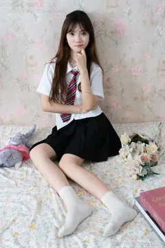 甜予摄影 NO.007 璇璇-板鞋、白棉袜、裸足[120P/2V/9.30GB] 预览图