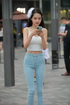 精选街拍作品 NO.2043 玻璃街拍作品 - 紧身牛仔裤小仙女[98P／92MB] 预览图