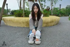[织梦映像]NO.016 少女牛仔裤草地白袜[80P/1V/2.47GB] 预览图