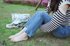 [织梦映像]NO.016 少女牛仔裤草地白袜[80P/1V/2.47GB] 预览图