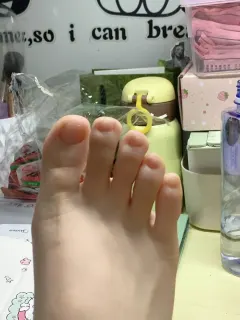脚模面试脸足同框套路系列-072-大一新生被人看脚觉的光荣[18P13V508MB] 预览图
