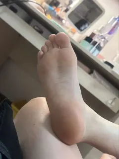 脚模面试脸足同框套路系列-116 165 98 37拖鞋展示黑丝[7P3V25M] 预览图