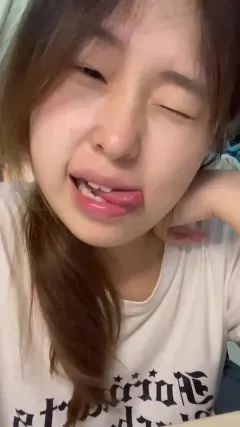 脚模面试脸足同框套路系列-190 女大表情丰富展示脚底[45V463M] 预览图