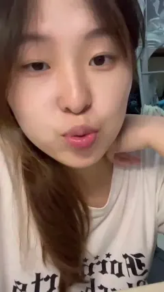 脚模面试脸足同框套路系列-190 女大表情丰富展示脚底[45V463M] 预览图