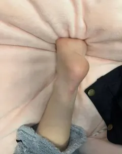 脚模面试脸足同框套路系列-214 可爱女生 [1V3M] 预览图