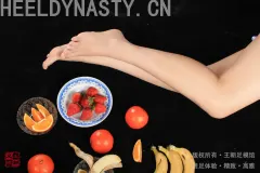 王朝贵足 [王朝贵足]0038 室内套图 安安完美晶莹裸足缤纷水果盛宴足踩系列A[30P 18MB] 预览图