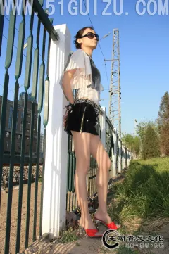王朝贵足 [王朝贵足]0068 外景套图 布丁热辣短裙红色高跟亮丝铁路女郎系列A[35P 32MB]