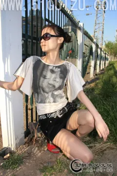 王朝贵足 [王朝贵足]0068 外景套图 布丁热辣短裙红色高跟亮丝铁路女郎系列A[35P 32MB] 预览图