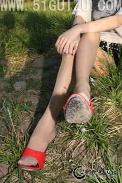 王朝贵足 [王朝贵足]0071 外景套图 布丁热辣短裙红跟亮丝铁路女郎系列B[25P 19MB]