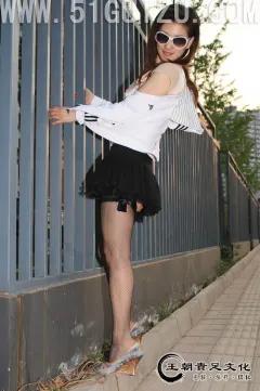 王朝贵足 [王朝贵足]0082 外景套图 宣萱墨镜女郎坡跟高跟往袜夕阳系列[29P 21MB]