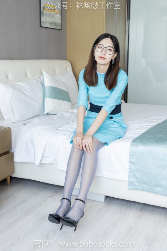 [BoBoSocks袜啵啵]NO.105 小甜豆-空姐至服、高跟鞋、蓝色丝袜[140P/1V/5.42GB]-图宝宝