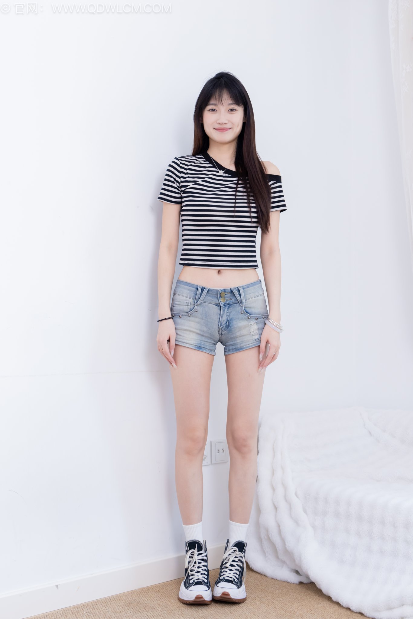 图片[1]-物恋传媒 NO.2687 山奈-帆布鞋、中筒白棉袜、裸足[158P+1V／3.36GB]-图宝宝