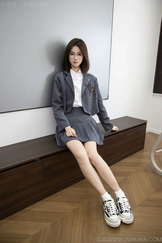 足愉心 NO.097 小瑶（搭配：灰色制服、灰色短裙、白色棉袜、帆布鞋、裸足）[120P+2V／12.2GB]-图宝宝