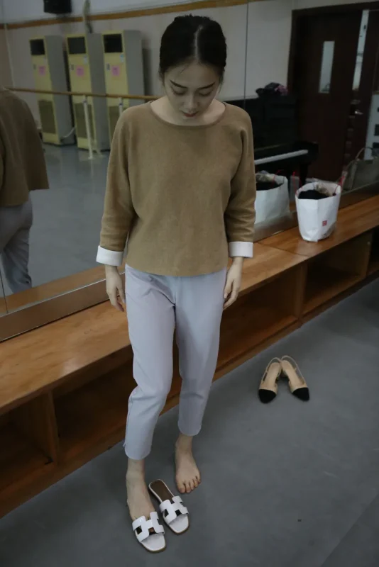 大西瓜爱牙膏-早期作品-Z1 休闲裤少女-图宝宝