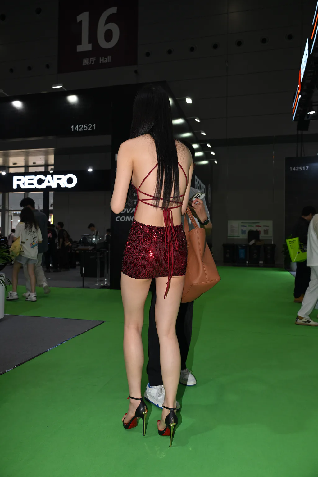 图片[2]-精选街拍作品 NO.7207 美腿美胸镁足[140P/212MB]-图宝宝